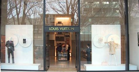 did louis vuitton have human zoo|Louis Vuitton traveling circus.